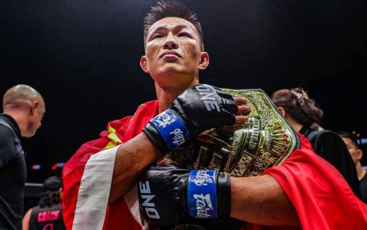 Juara ONE Featherweight Tang Kai Disambut Meriah saat Pulang Kampung