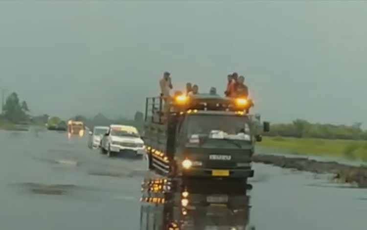 Waket II DPRD Kobar: Truk Tonase Besar Sementara Jangan Lewat Ruas Jalan Tergenang Banjir