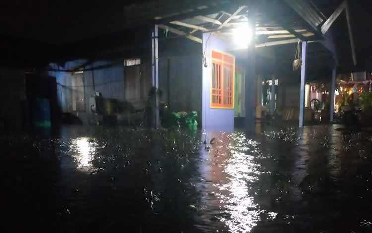 Air yang Merendam Pemukirman Warga di Pinggiran Sungai Arut Kembali Meningkat