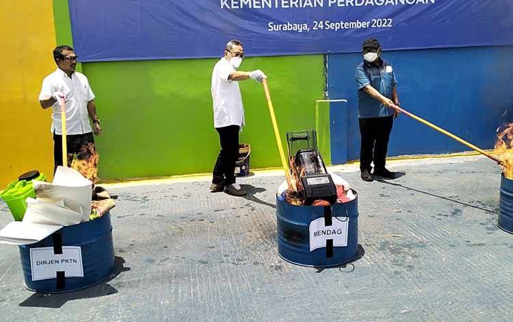 Menteri Perdagangan Zulkifli Hasan (tengah) memusnahkan barang impor ilegal di Sidoarjo, Jawa Timur, Sabtu (24/9/2022). (ANTARA/Indra)