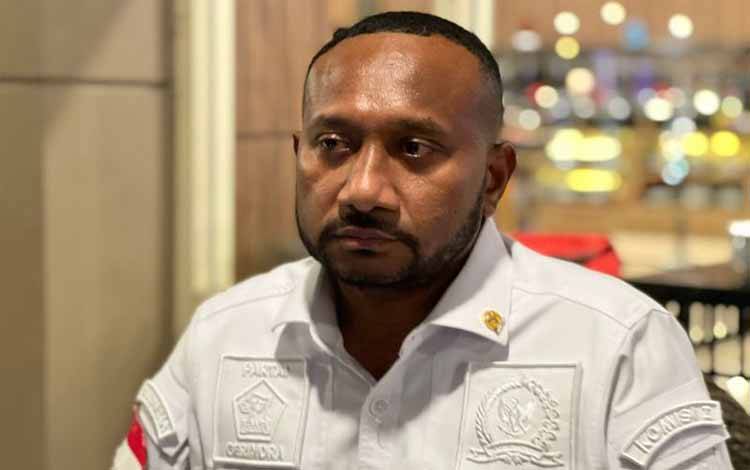 Manajer Persipura Jayapura Yan Permenas Mandenas. (ANTARA/Ardiles Leloltery)