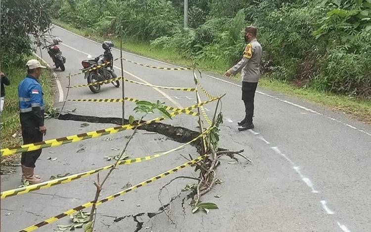 Hati-hati! Jalan Lintas Sei Hanyo-Kuala Kurun Rusak Akibat Longsor