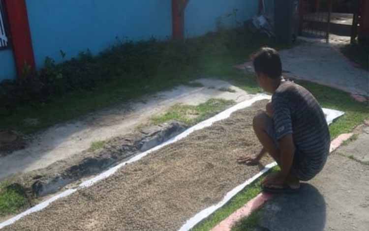 WBP Rutan Kuala Kapuas Antusias Ikuti Pembinaan Pembuatan Pakan Ikan
