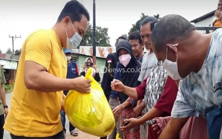 Bupati Lamandau Salurkan Bantuan Kepada Warga Terdampak Banjir