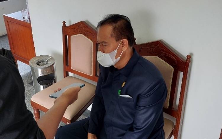 Sekretaris Komisi II DPRD Kalteng, Sengkon. (FOTO: DONNY D)