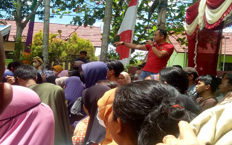 Warga berdesakan tak sabar mengantre di pasar murah, Minggu, 25 September 2022.(FOTO : NISA)