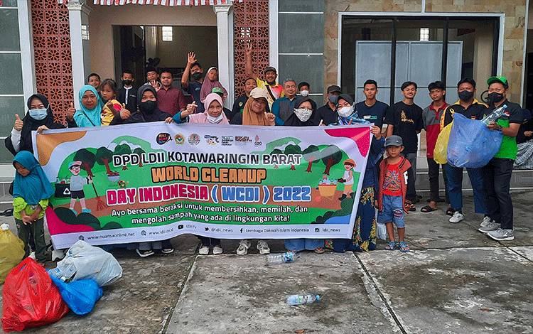 Warga LDII Pangkalan Bun foto bersama usai bersih lingkungan dan pilah sampah peringati WCDI 2022. (FOTO : DANANG)
