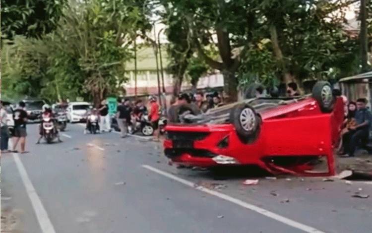Mobil Sigra Terbalik Setelah Tabrak 5 Motor Terparkir di Palangka Raya