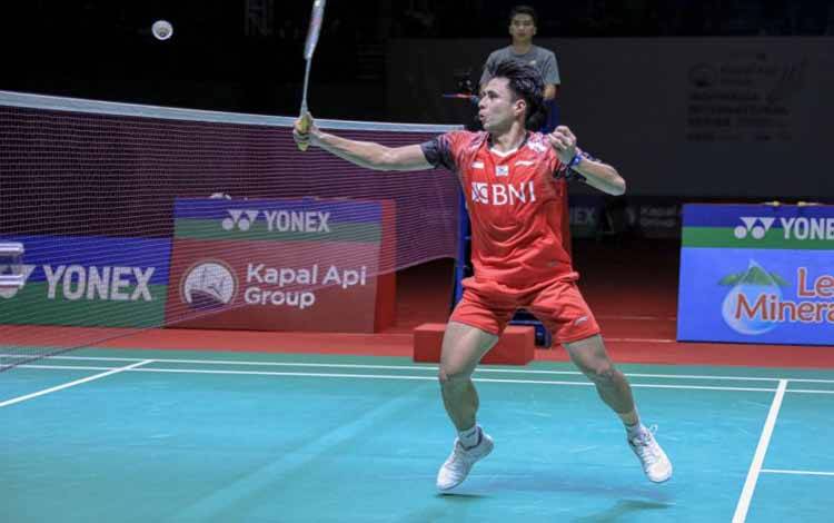 Tunggal putra Indonesia Ikhsan Leonardo Imanuel Rumbay beraksi dalam final Indonesia International Series 2022 di GOR Among Rogo, Yogyakarta, Minggu (25/9/2022). (Dokumentasi PBSI)