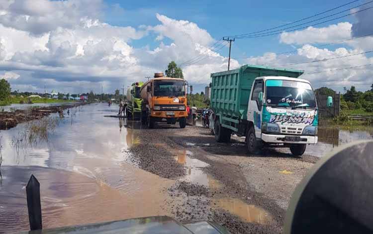 Dishub Kobar Diminta Tertibkan Truk Tonase Besar Lintasi Banjir di Jalan Pangkalan Bun - Kolam