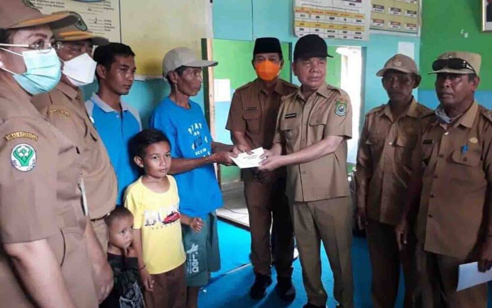 Warga terdampak kebakaran rumah menerima bantuan dari Pemkab Kapuas, Senin, 26 September 2022. (FOTO: BPBD KAPUAS)