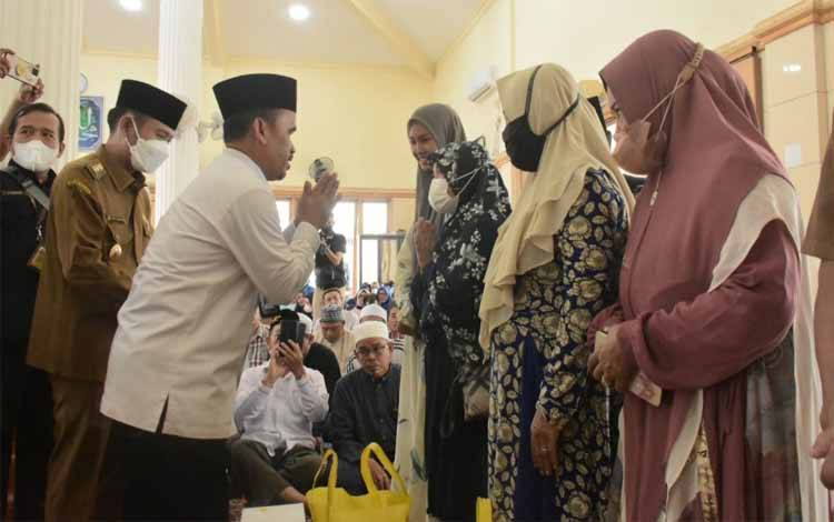 Pemko dan PHBI Palangka Raya Salurkan 100 Paket Sembako