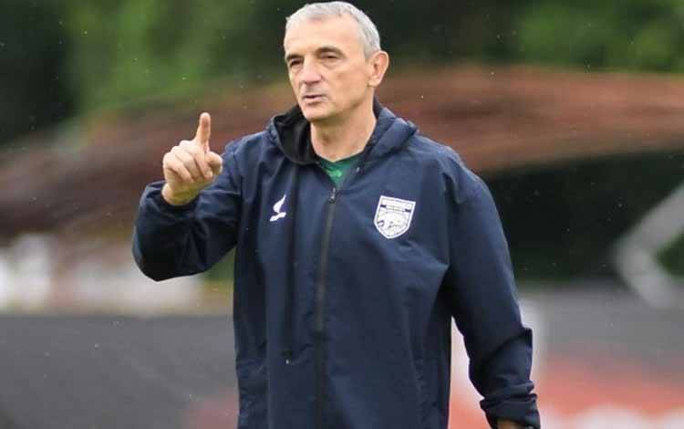 Milomir Seslija Tak Lagi Latih Borneo FC