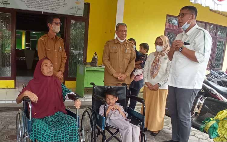 PT. SSMS, Tbk - CBI Group Serahkan Bantuan 7 Unit Kursi Roda untuk Penyandang Disabilitas