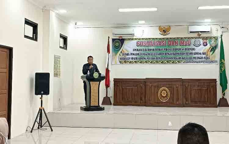 Ketua Pengadilan Negeri Kuala Kurun Bukti Firmansyah saat memberikan sambutan pada kegiatan sosialisasi dan MoU terkait aplikasi e-Berpadu yang dilaksanakan di ruang sidang utama pada Selasa, 27 September 2022. (FOTO: RISKA YULYANA)