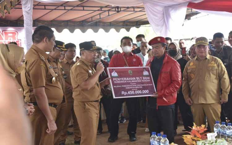 Gubernur Kalteng, Sugianto Sabran menyerahkan Bantuan Langsung Tunai (BLT) Bahan Bakar Minyak (BBM) secara simbolis kepada Bupati Seruyan, Selasa 27 September 2022. (FOTO: ASEP)