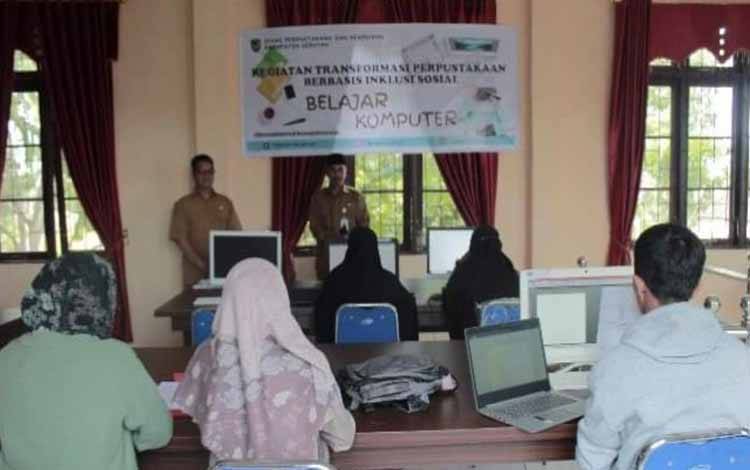 Kadis Perpustakaan dan Kearsipan Seruyan, Masrohim membuka Pelatihan Komputer ( Foto :Dispusip Seruyan)