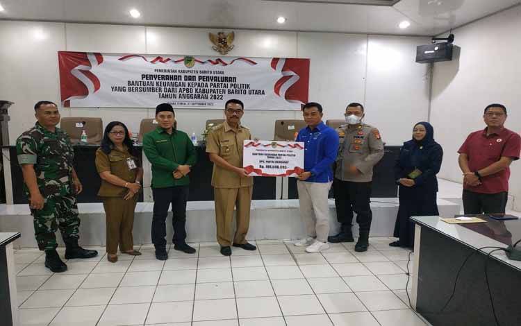 Pemkab Barito Utara Serahkan Bantuan Keuangan Parpol