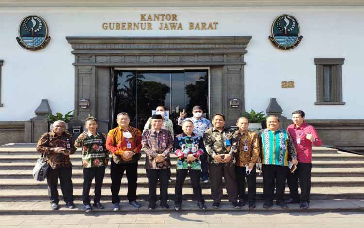 Staf Ahli Sukamara dan Kepala Bappeda Ikuti Pelatihan Kepemimpinan Nasional