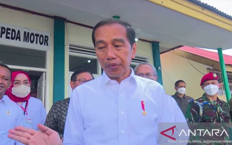 Jokowi Jajal Naik Kereta LRT ke Stasiun TMII