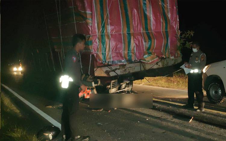 Pemotor Meninggal di Tempat, Usai Tabrak Truk Tronton Parkir di Pangkalan Bun