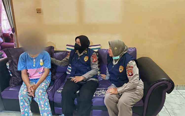 Polda Kalteng Dampingi 2 Anak yang Orang Tuanya Diduga Dibunuh