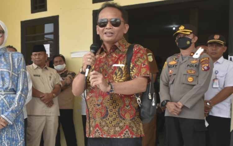 Agustiar Gratiskan Paket Sembako Pasar Murah Kelurahan Kumai Hilir