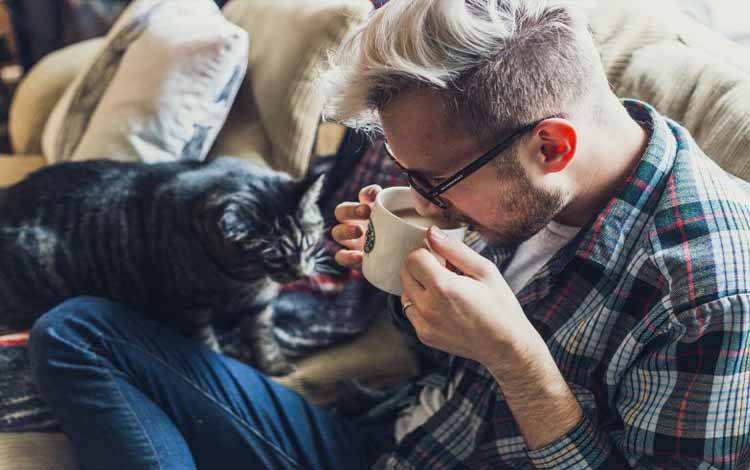 Ilustrasi seorang pria meminum kopi (Pixabay)
