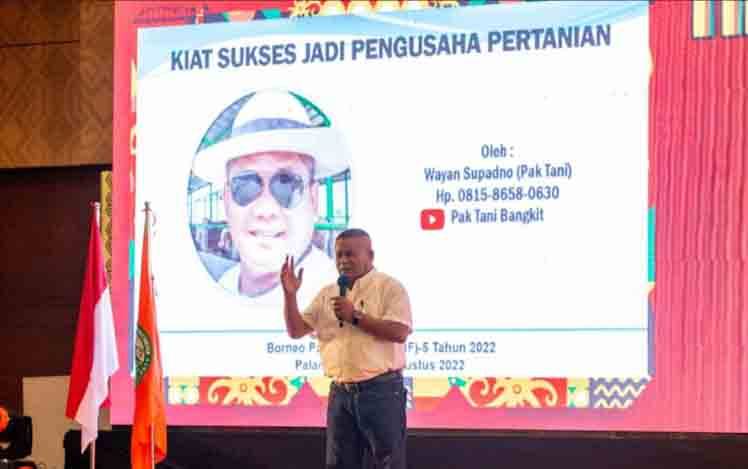 Wayan Supadno, seorang pengusaha pertanian yang menjalankan usahanya di Pangkalan Bun, Kabupaten Kobar saat memberi materi dalam kegiatan Borneo Forum ke 5 di Palangka Raya, Agustus 2022.
