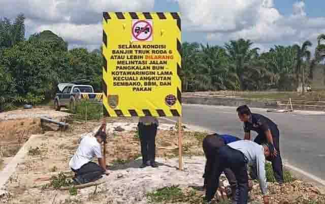 Truk Roda 6 Dilarang Lintasi Jalan Pangkalan Bun - Kotawaringin Lama Selama Banjir