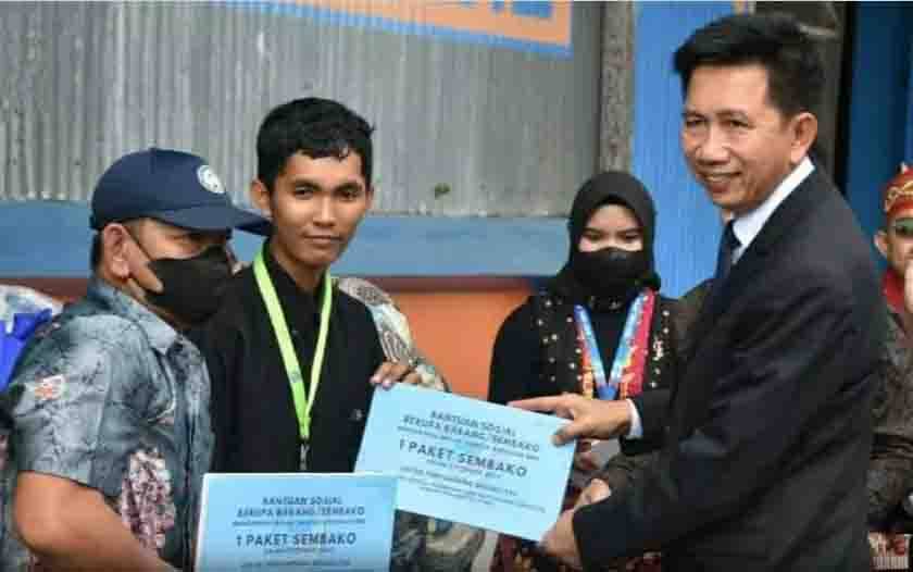 Tekan Inflasi, Bupati Barito Utara Serahkan Bantuan Sosial