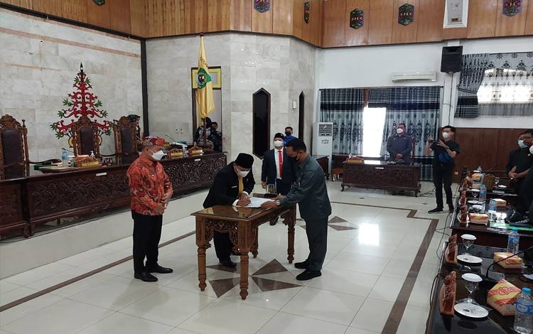 Ketua DPRD Kapuas Ardiansah saat tandatangani nota kesepakatan Raperda APBD Perubahan 2022. (FOTO: DODI)