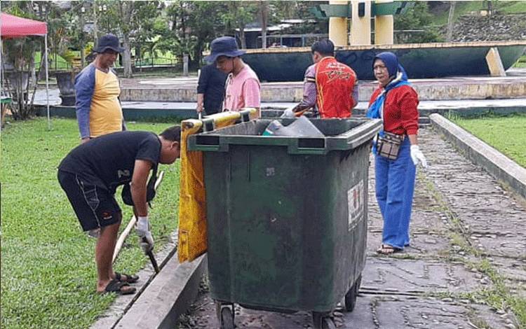 Bersama Pelaku UMKM, Kelurahan Raja Gelar Gotong Royong di Alun-alun Istana Kuning