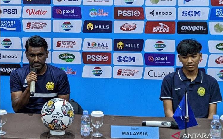 Pelatih tim nasional U-17 Malaysia Osmera bin Omaro (kiri) dan pemainnya Afiq Danish memberikan keterangan kepada pewarta dalam konferensi pers sebelum dimulainya Kualifikasi Piala Asia U-17 2023, di kawasan Sentul, Bogor, Jumat (30/9/2022). (ANTARA/Michael Siahaan)