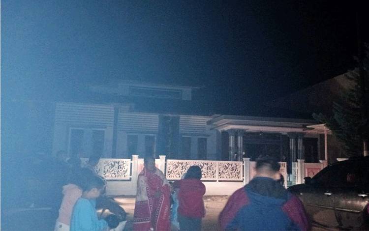 Warga Tapanuli Utara berhamburan ke luar rumah saat merasakan guncangan gempa pada Sabtu (1/10/2022) dini hari. (ANTARA/HO-BMKG)