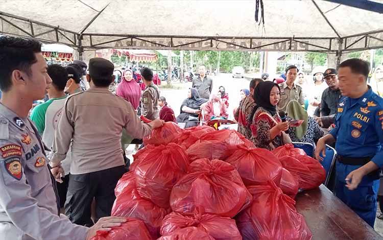 Pembagian paket sembako pasar murah yang dilaksanakan oleh Pemprov Kalteng di Lapangan Mini, Keluraha Mendawai, Kecamatan Sukamara pada Kamis, 29 September 2022. (FOTO: NORHASANAH)