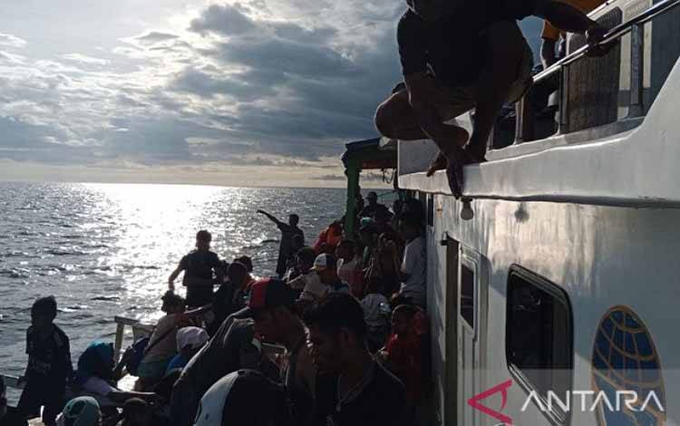 Tim SAR Evakuasi 98 Penumpang Kapal Terbakar di Laut Aru