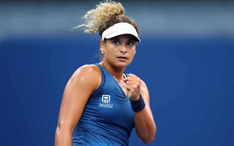 Petenis Mesir Mayar Sherif kala menghadapi petenis Ukraina Marta Kortyuk dalam babak pertama US Open 2022 di USTA Billie Jean King National Tennis Center, New York, 30 Agustus 2022. (Getty Images via AFP/MIKE STOBE)