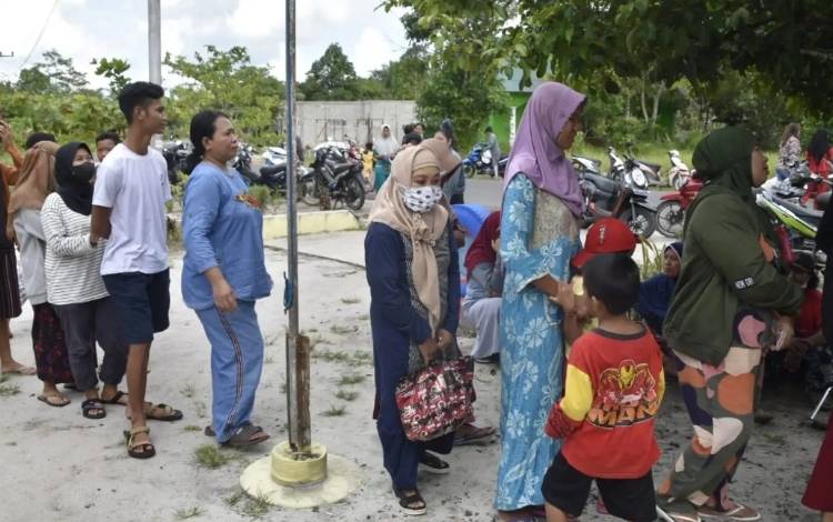 Warga Kelurahan Marang Antusias Kunjungi Pasar Murah Pemprov Kalteng