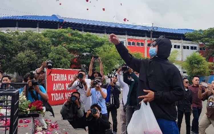 Aremania Tabur Bunga di Depan Patung Singa Stadion Kanjuruhan Malang