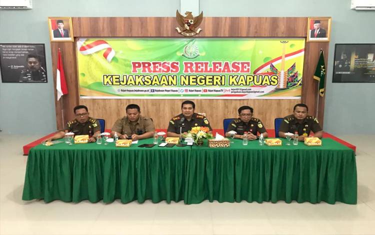 Kasus Korupsi di KPU Kapuas Masuk Tahap Dua, Penyidik Limpahkan 2 Tersangka dan Barang Bukti