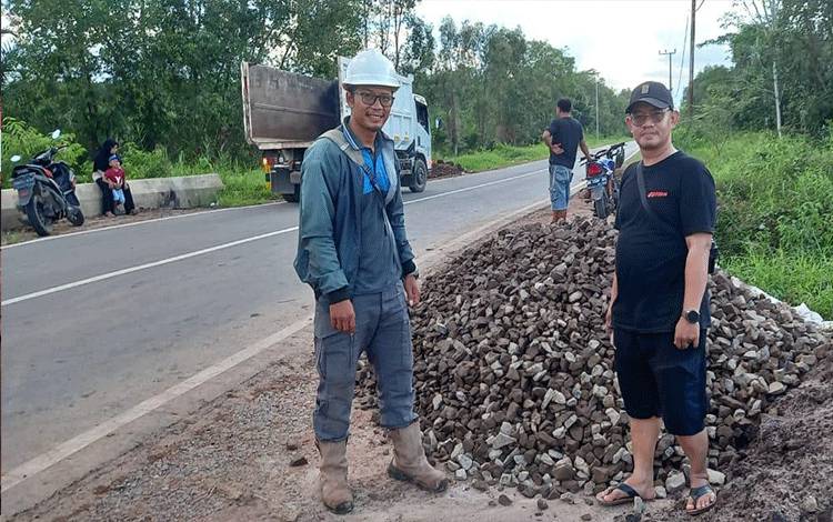 PT MKM Bantu Perbaikan Jalan Usaha Tani Desa Tarung Manuah