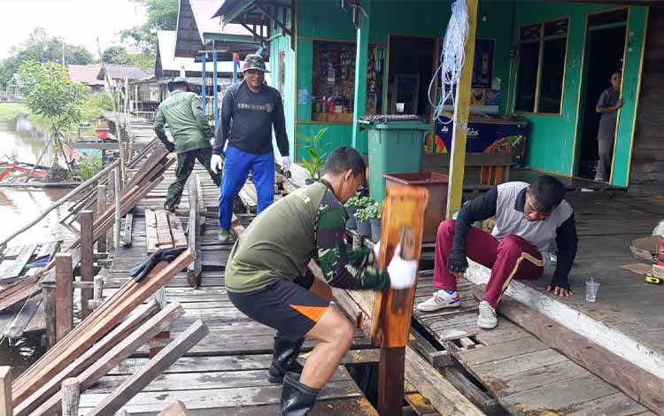 Pra TMMD Ke 115, Anggota Kodim Palangka Raya Pasang Tiang Jembatan