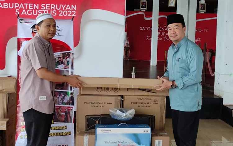 Bupati Seruyan Serahkan Bantuan Hibah Barang untuk Tiga Rumah Ibadah