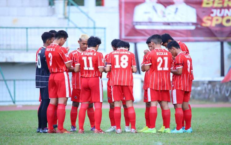 Para pemain Persika 1951 berdoa sebelum pertandingan. (ANTARA/HO-Persika 1951)