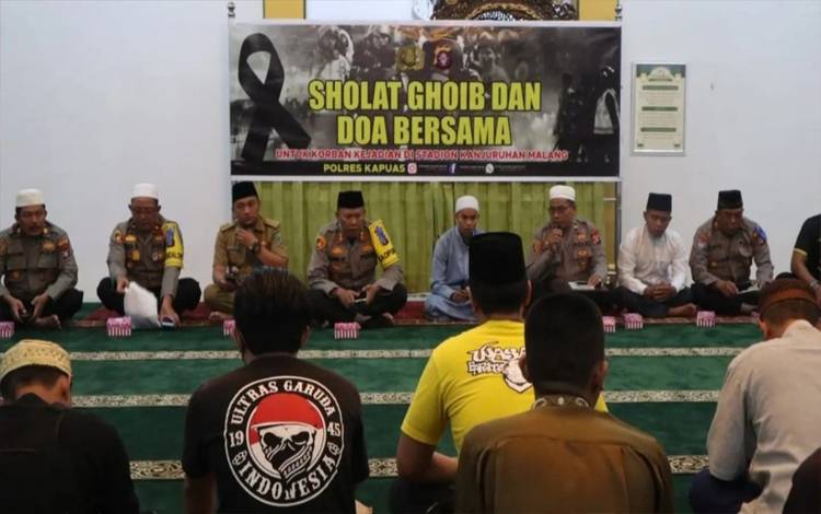 Polres Kapuas dan Masyarakat Salat Gaib dan Doa Bersama untuk Korban di Kanjuruhan