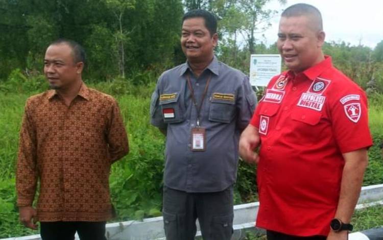 Sekretaris Daerah Seruyan Djainuddin Noor bersama Kepala Kanwil Kemenkumham Kalteng Hendra Ekaputra (kanan) mengecek hibah lahan di Kecamatan Seruyan Hilir Timur, (29/9/2022). ANTARA/HO-Prokom Seruyan