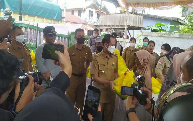 2.000 Paket Sembako Murah Disalurkan untuk Warga Kelurahan Pahandut