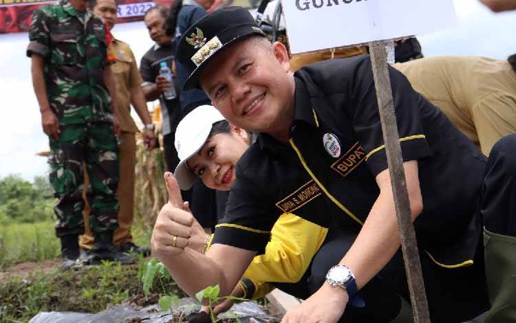 Bupati dan Wakil Bupati Gunung Mas Ikuti Gerakan Menanam Cabai untuk Cegah Inflasi
