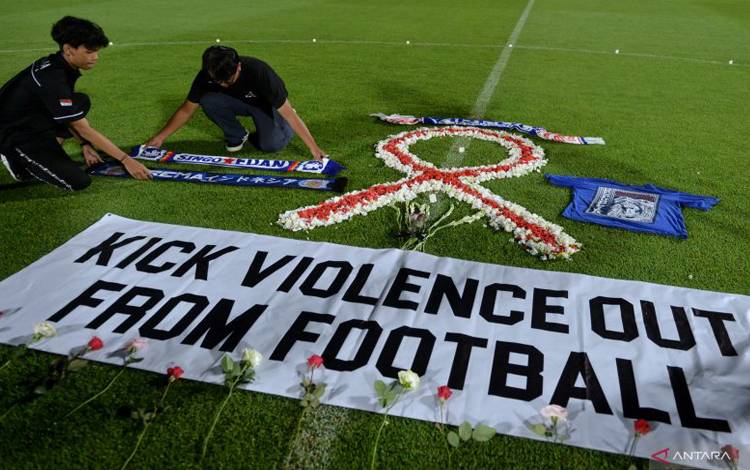 Suporter sepak bola meletakkan atribut Arema saat mengikuti doa bersama bagi korban Tragedi Kanjuruhan di Stadion Kapten I Wayan Dipta, Gianyar, Bali, Senin (3/10/2022). ANTARA FOTO/Fikri Yusuf/hp.